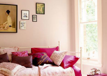 rosa vägg och säng_rum utan mycket naturligt ljus